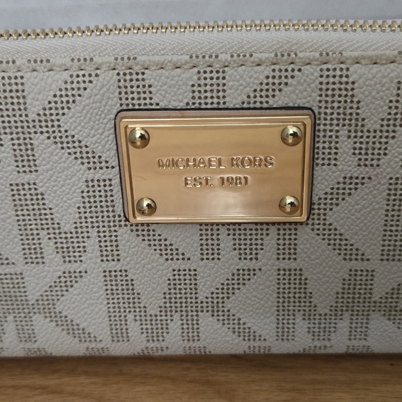 Michael Kors Wallet - Picture 2 of 13